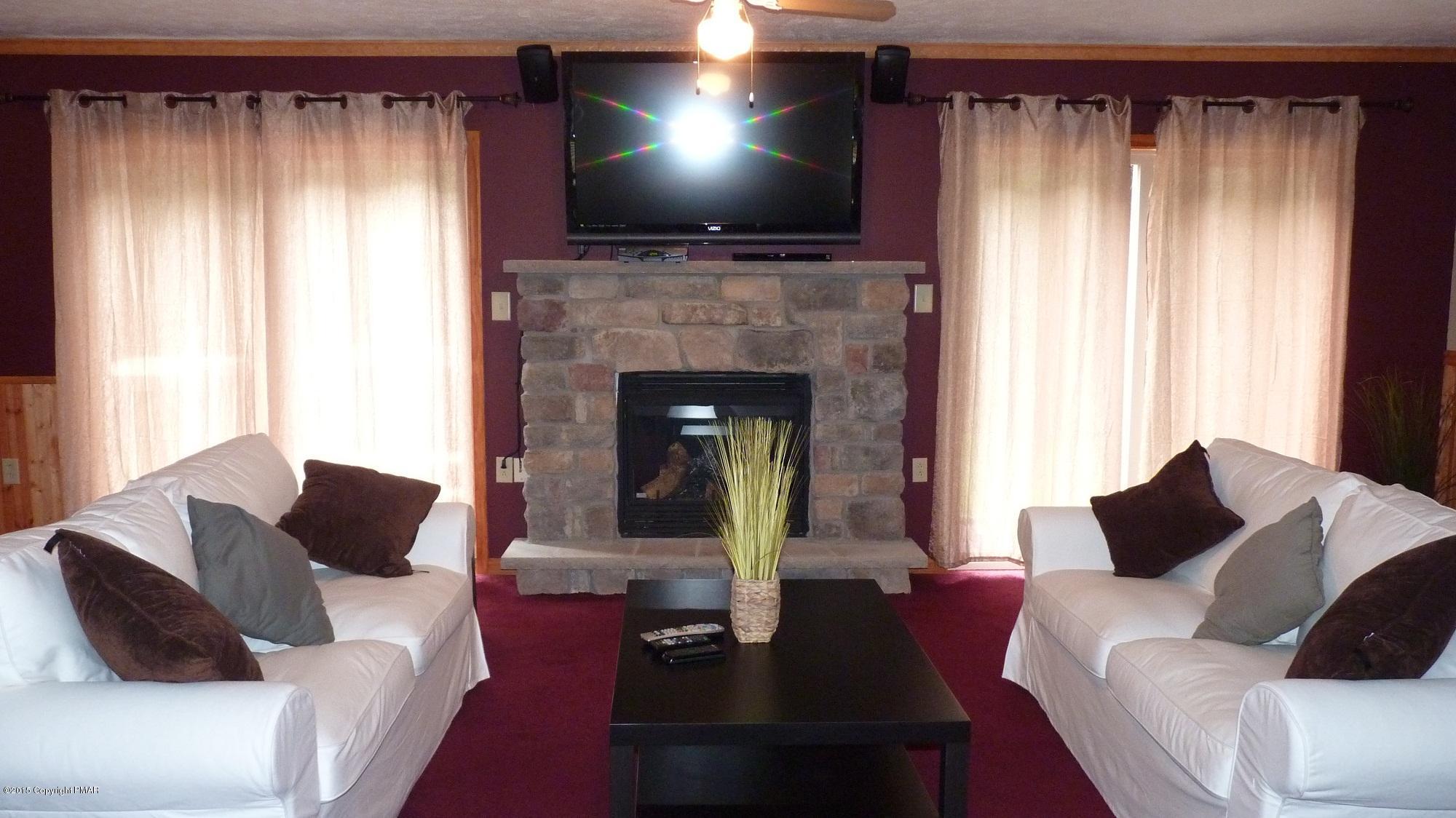 369 King Arthur Road Blakeslee, PA 18610 - Photo 7 of 32 family room