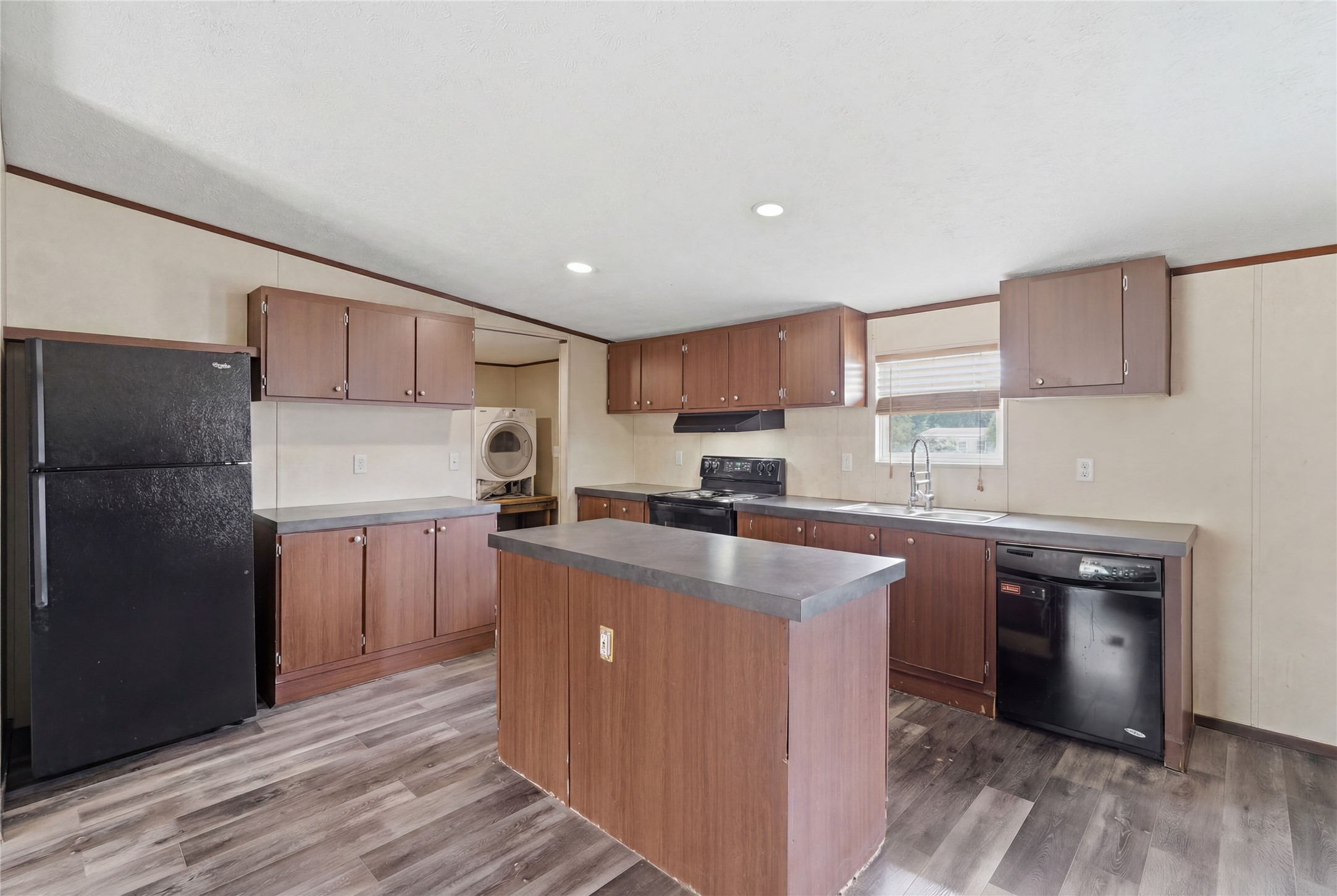 18492 Parker Road Cleveland, TX 77328 - Photo 13 of 36 All Electric Appliances, Blinds Stay