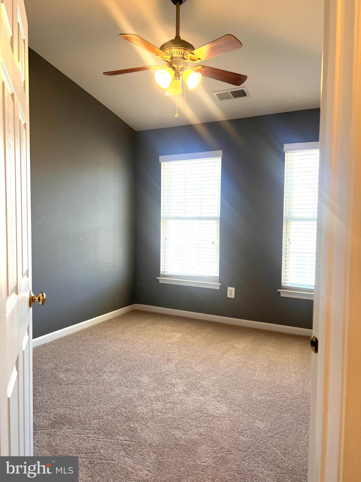 25205 Larks Terrace Chantilly, VA 20152 - Photo 19 of 28 Bright and inviting room with modern charm.