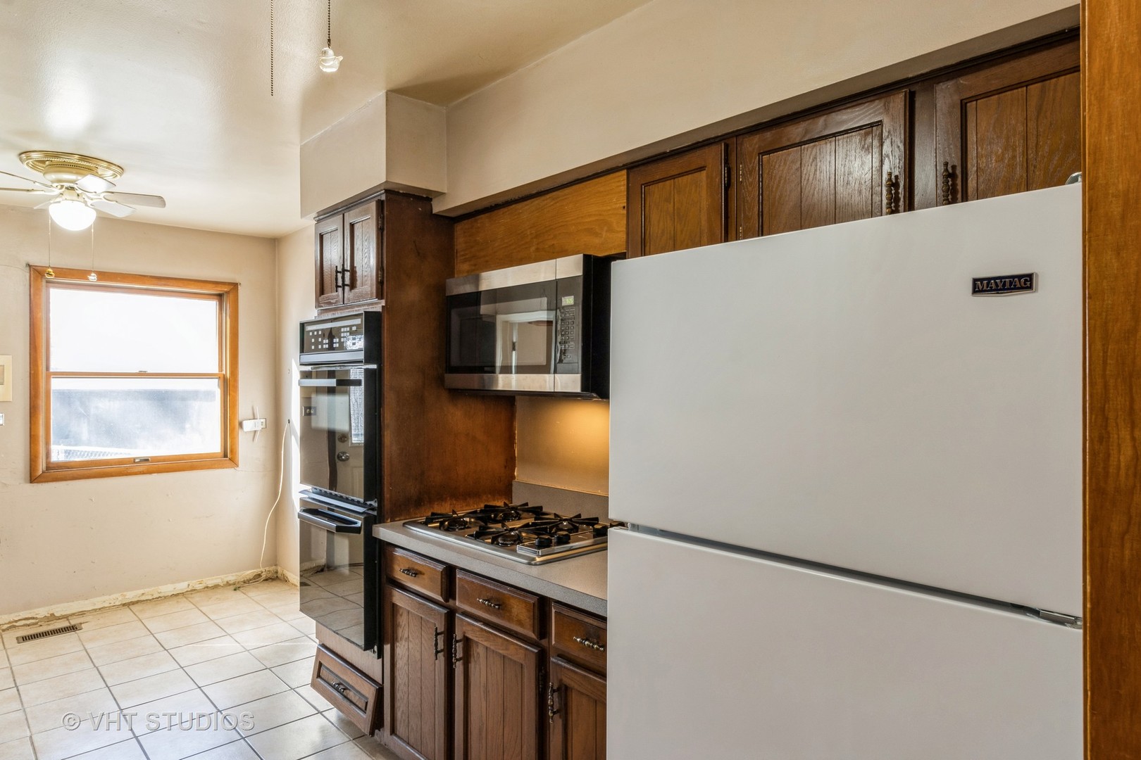 75 Carthage Lane Hoffman Estates, IL 60169 - Photo 14 of 33 a kitchen with stainless steel appliances granite countertop a refrigerator a stove and a sink with wooden floor