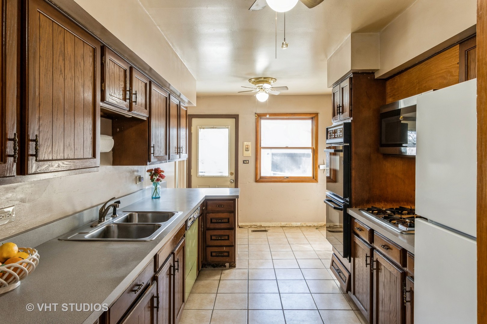 75 Carthage Lane Hoffman Estates, IL 60169 - Photo 15 of 33 a kitchen with stainless steel appliances granite countertop a sink stove and refrigerator
