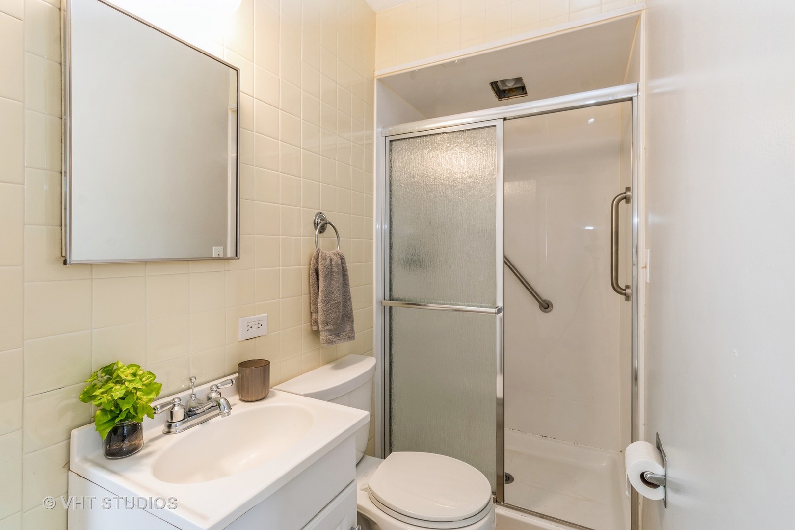 75 Carthage Lane Hoffman Estates, IL 60169 - Photo 22 of 33 a bathroom with a sink toilet and shower