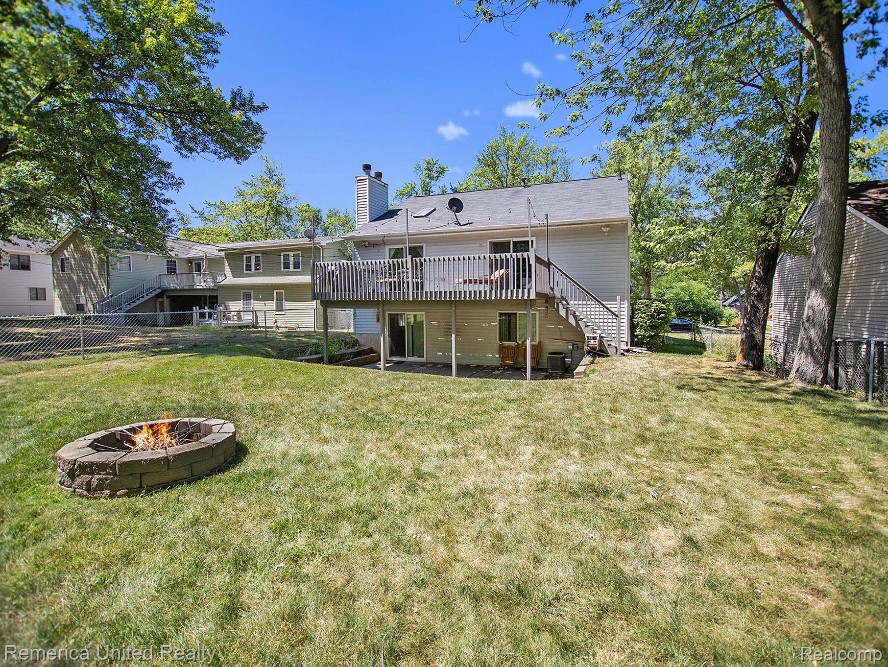 153 Riviera Terrace Waterford, MI 48328 - Photo 4 of 25 Gallery Image 4