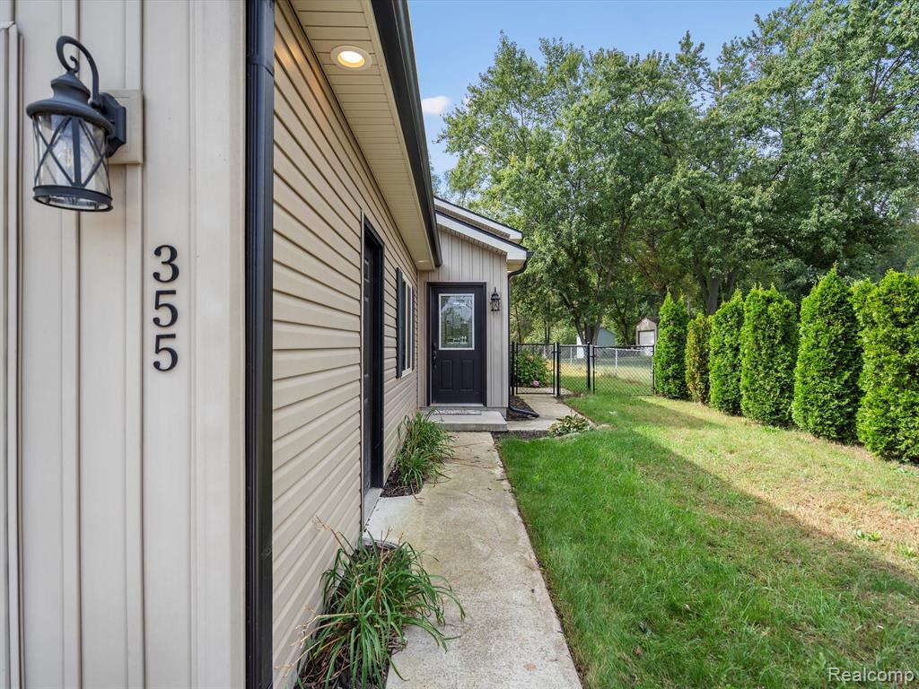 355 North Hospital Road Waterford, MI 48327 - Photo 2 of 23 Gallery Image 2