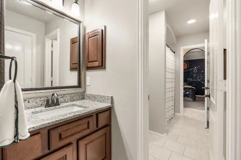 $975,000 | 10 Black Spruce Court, The Woodlands, TX 77375