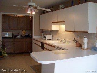 1303 Wagon Wheel Lane, Unit 148 Rochester, MI 48306 - Photo 3 of 10 wagonwheelkitchen