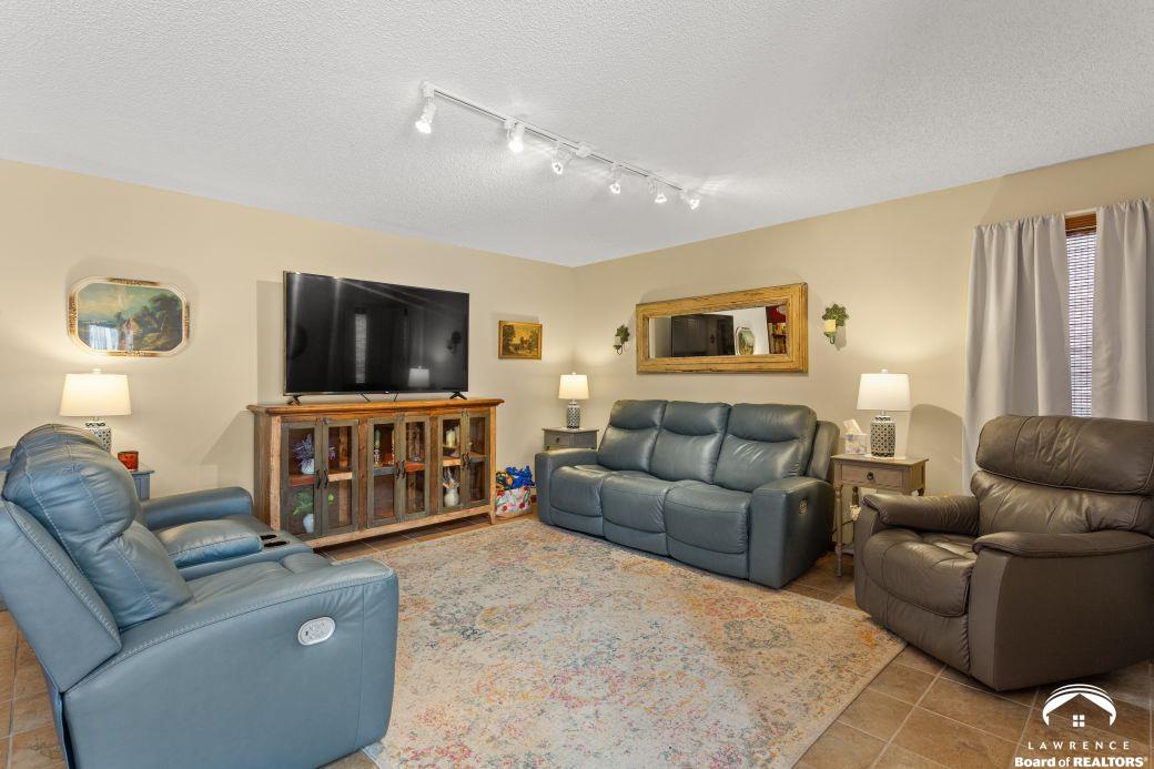 3308 Southeast Peck Road Topeka, KS 66605 - Photo 14 of 32