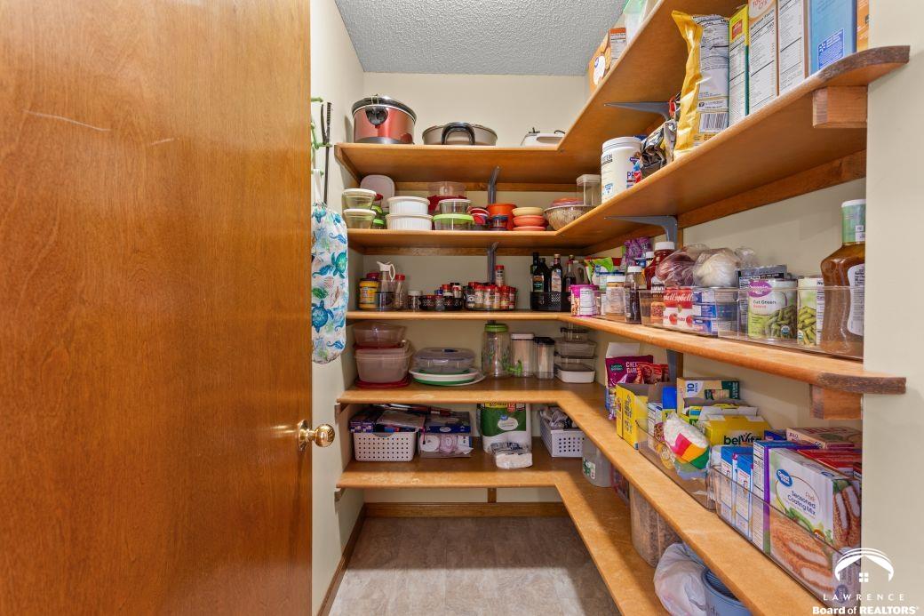 3308 Southeast Peck Road Topeka, KS 66605 - Photo 15 of 32