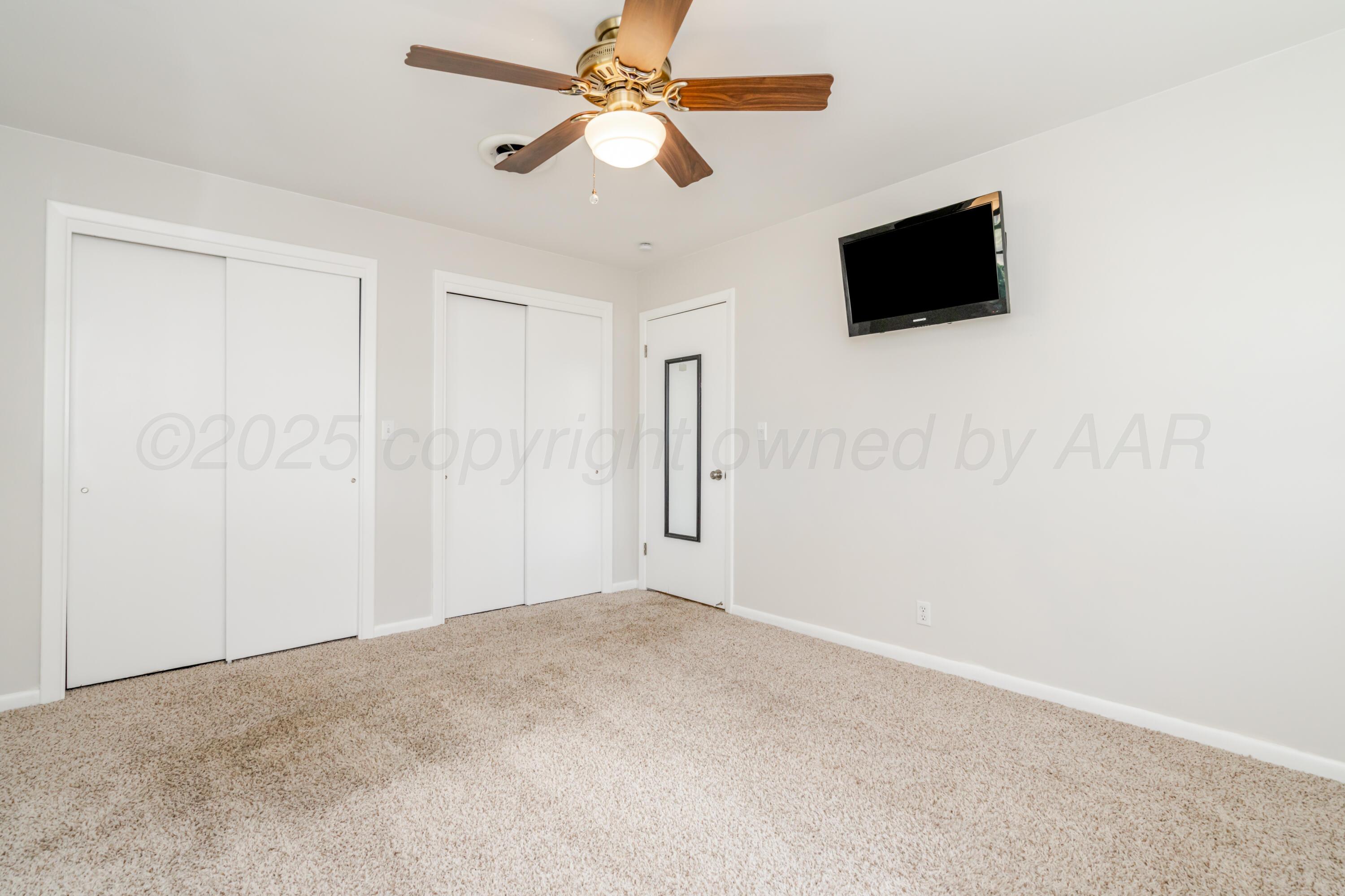 4721 Cherokee Trail Amarillo, TX 79109 - Photo 23 of 42 a view of a livingroom with a flat screen tv