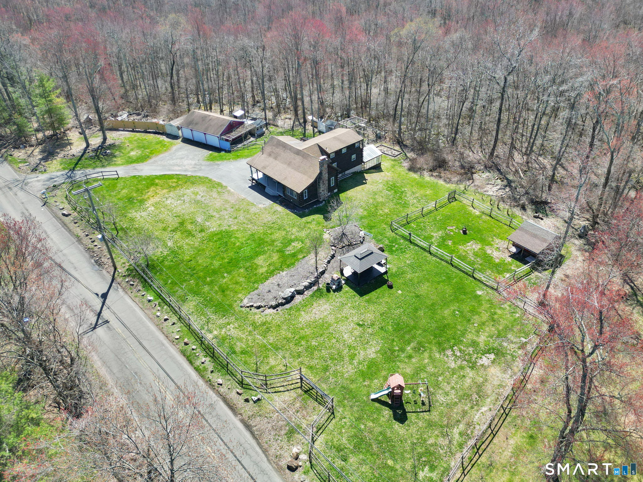 800 Gaylord Mountain Road Hamden, CT 06518 - Photo 8 of 40 a backyard of a house with table and chairs