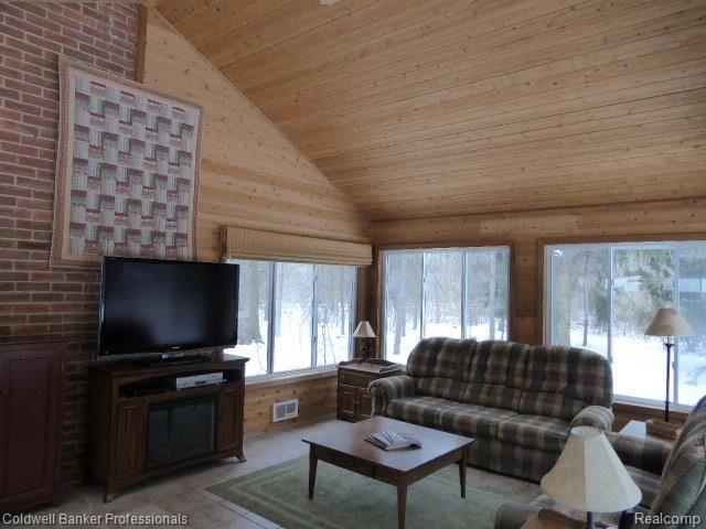 647 East Gunn Road Rochester, MI 48306 - Photo 5 of 37 Gunn Road 018.JPG