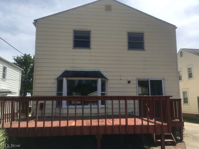 4527 Laurel Road Cleveland, OH 44121 - Photo 3 of 17