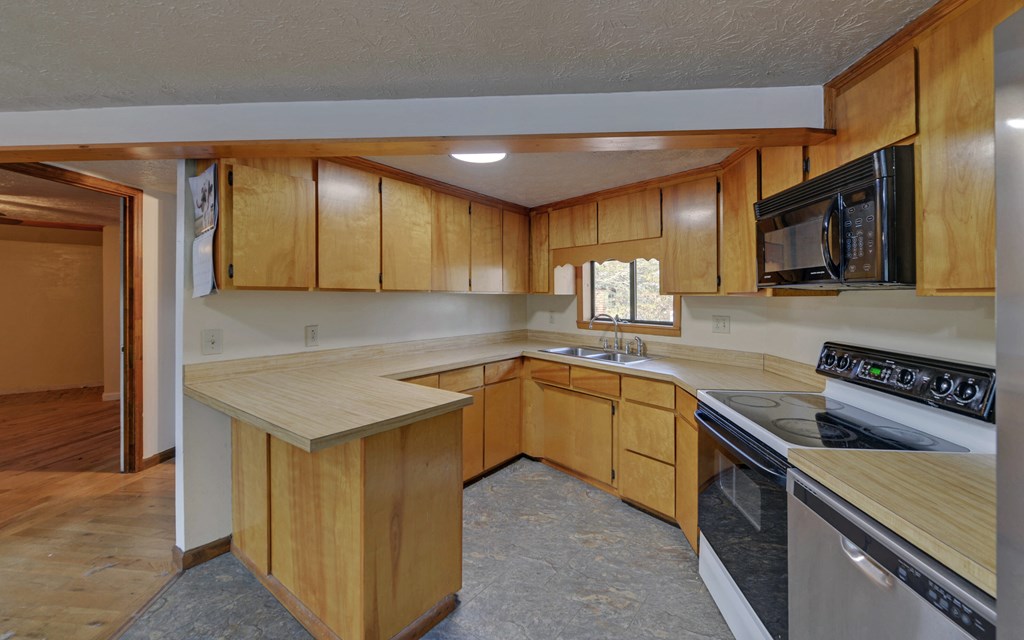 15 Trails End Road Blue Ridge, GA 30513 - Photo 4 of 46 a kitchen with stainless steel appliances granite countertop a sink stove and refrigerator
