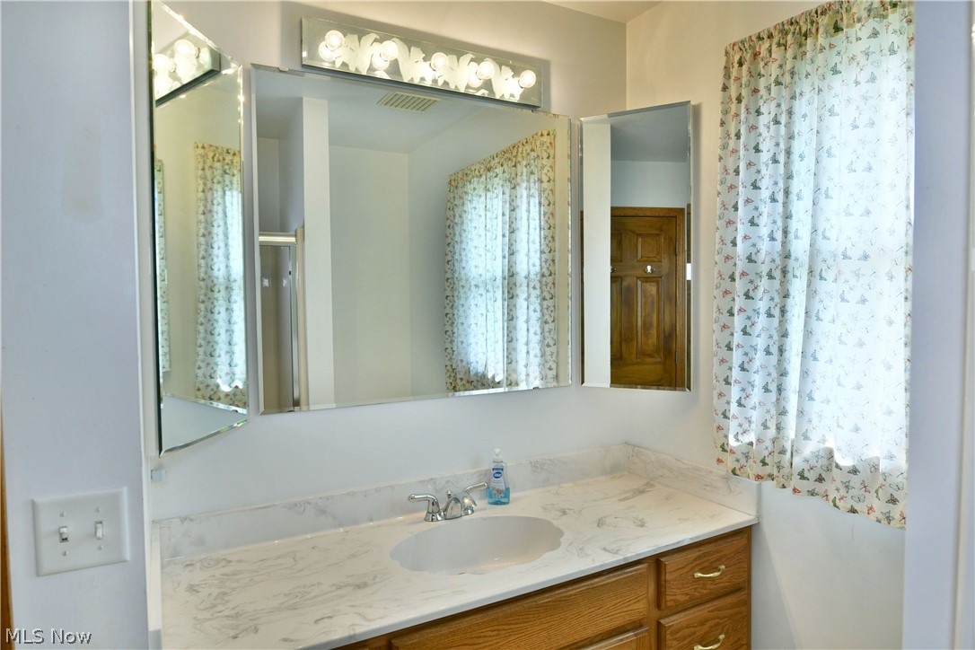 3391 Lyntz Townline Road Southwest Warren, OH 44481 - Photo 31 of 50 2nd Bathroom