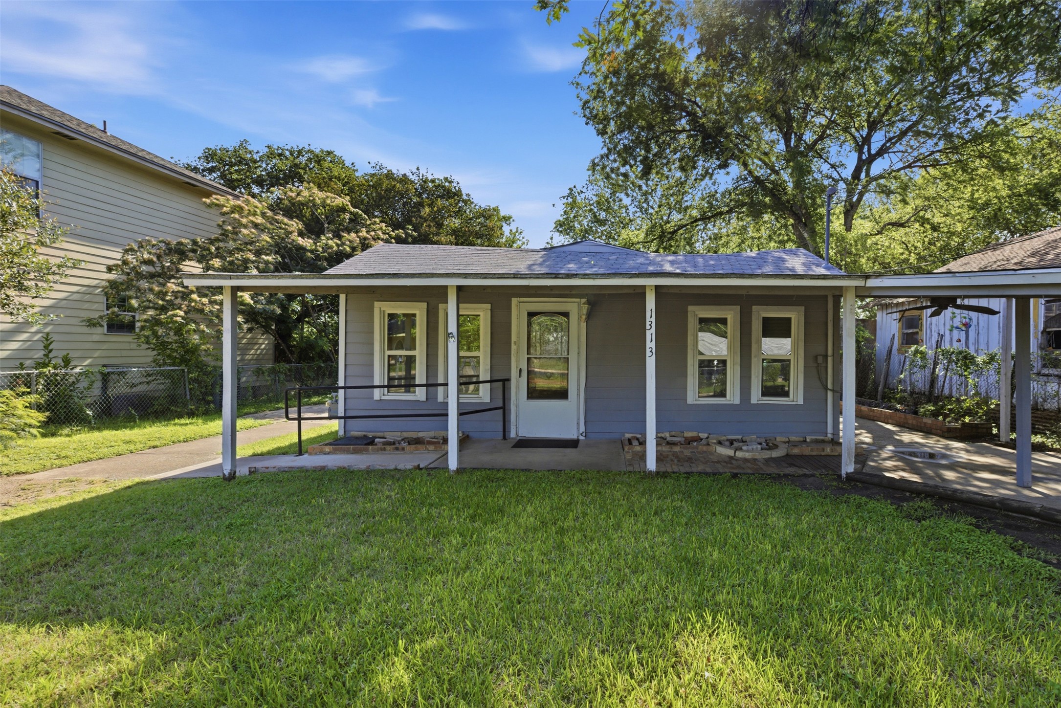 1313 Perez Street Austin, TX 78721 - Photo 11 of 20