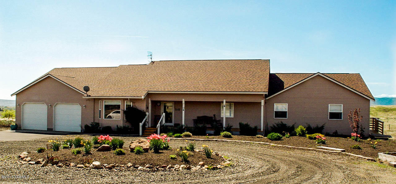 531 Winchester Road Yakima, WA 98908 - Photo 2 of 35 a front view of a house with a yard