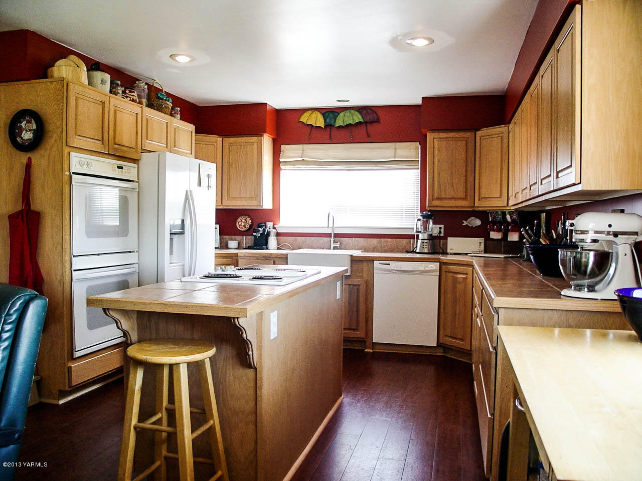 531 Winchester Road Yakima, WA 98908 - Photo 11 of 35 a kitchen with stainless steel appliances granite countertop a sink stove and refrigerator