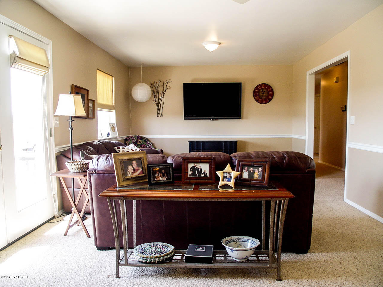 531 Winchester Road Yakima, WA 98908 - Photo 13 of 35 a living room with furniture