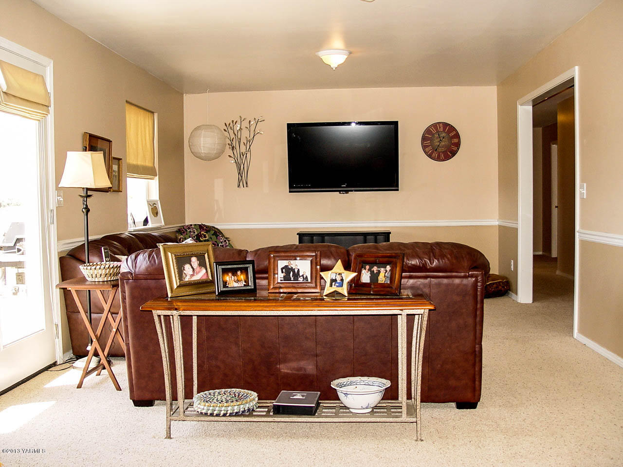 531 Winchester Road Yakima, WA 98908 - Photo 14 of 35 a living room with furniture and a flat screen tv