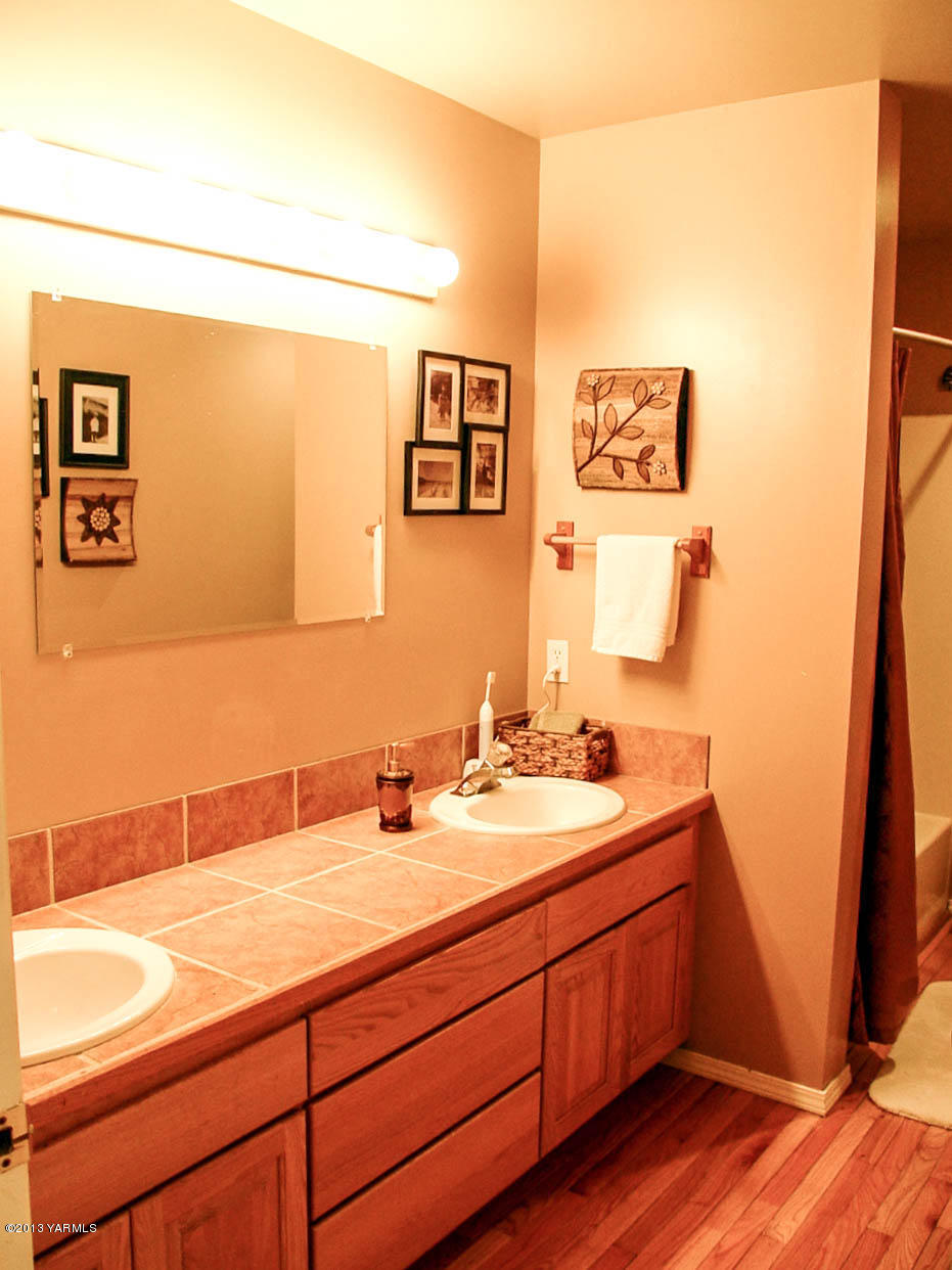 531 Winchester Road Yakima, WA 98908 - Photo 19 of 35 a bathroom with a sink and a mirror