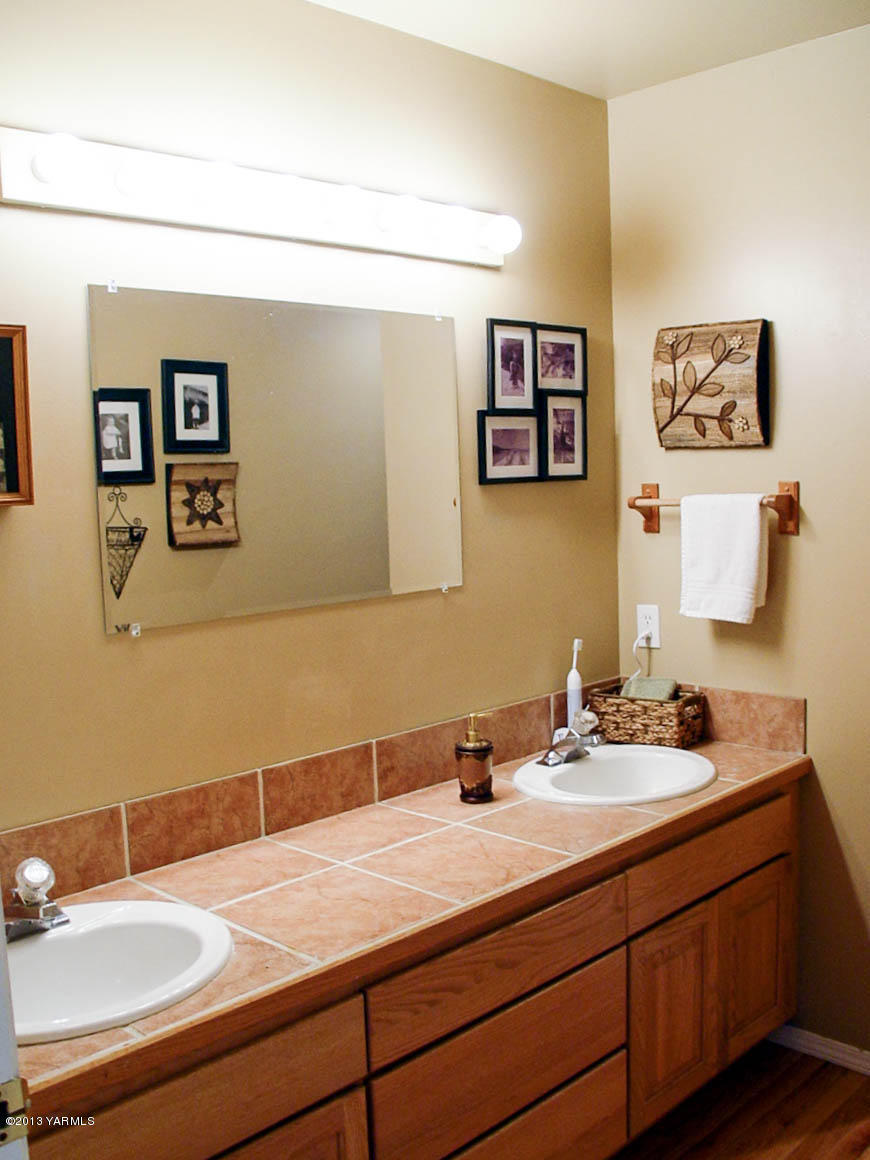 531 Winchester Road Yakima, WA 98908 - Photo 20 of 35 a bathroom with a sink and a mirror