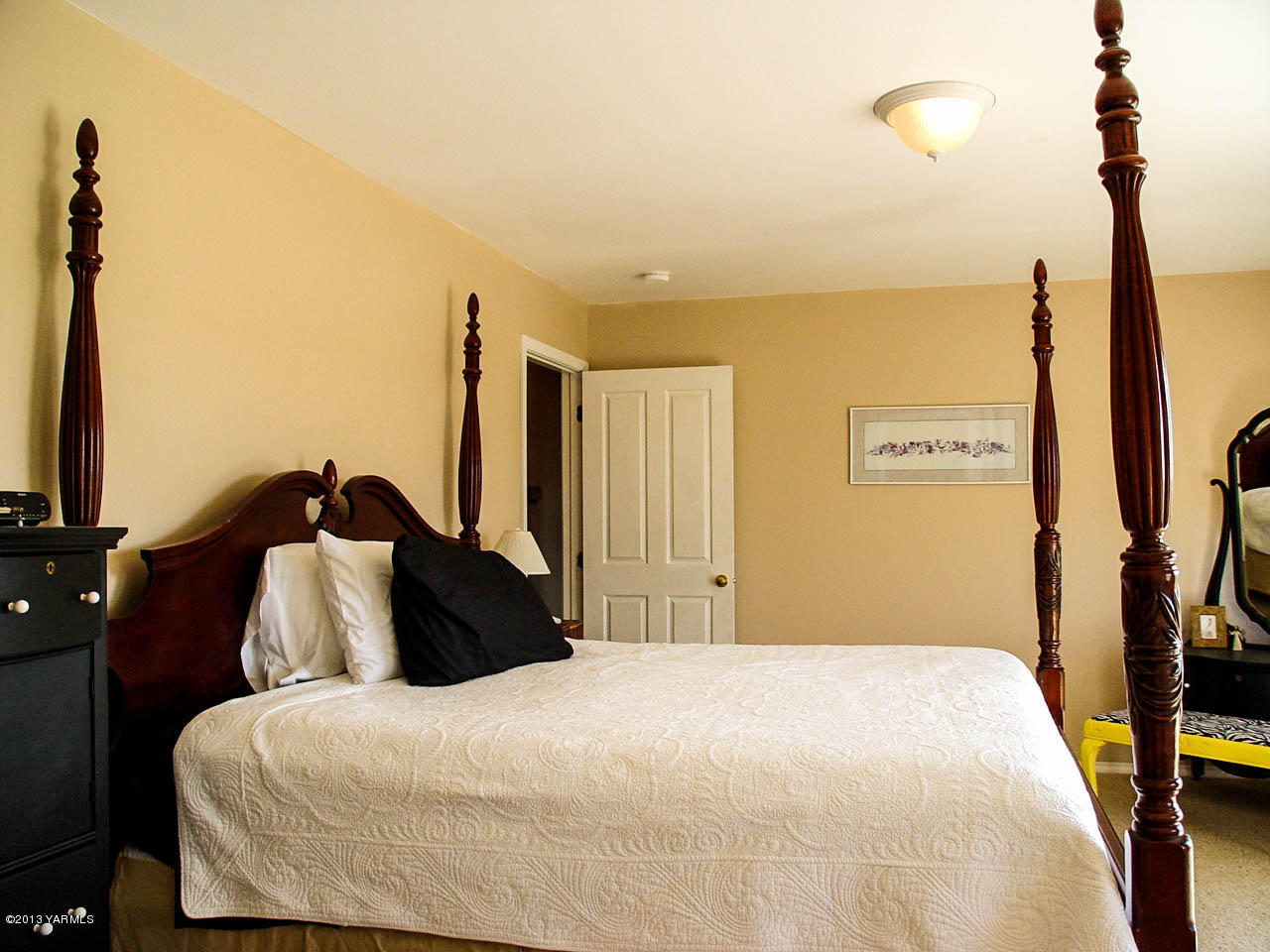 531 Winchester Road Yakima, WA 98908 - Photo 21 of 35 a bedroom with a bed and a flat tv screen