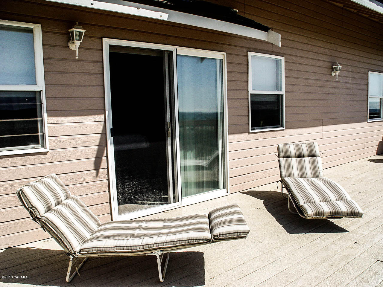 531 Winchester Road Yakima, WA 98908 - Photo 22 of 35 a front view of a house with a balcony