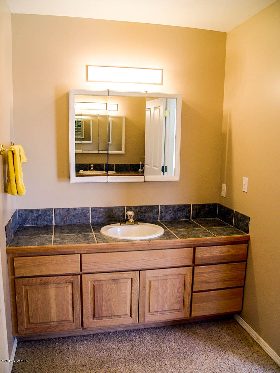531 Winchester Road Yakima, WA 98908 - Photo 23 of 35 a bathroom with a sink and a mirror