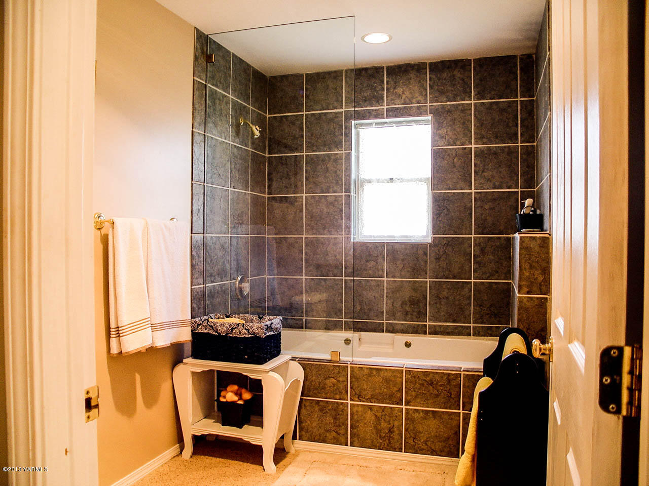 531 Winchester Road Yakima, WA 98908 - Photo 25 of 35 a bathroom with a bathtub
