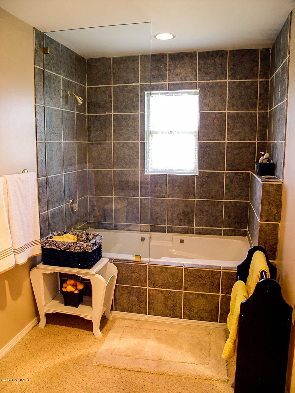 531 Winchester Road Yakima, WA 98908 - Photo 26 of 35 a bathroom with a tub and a shower