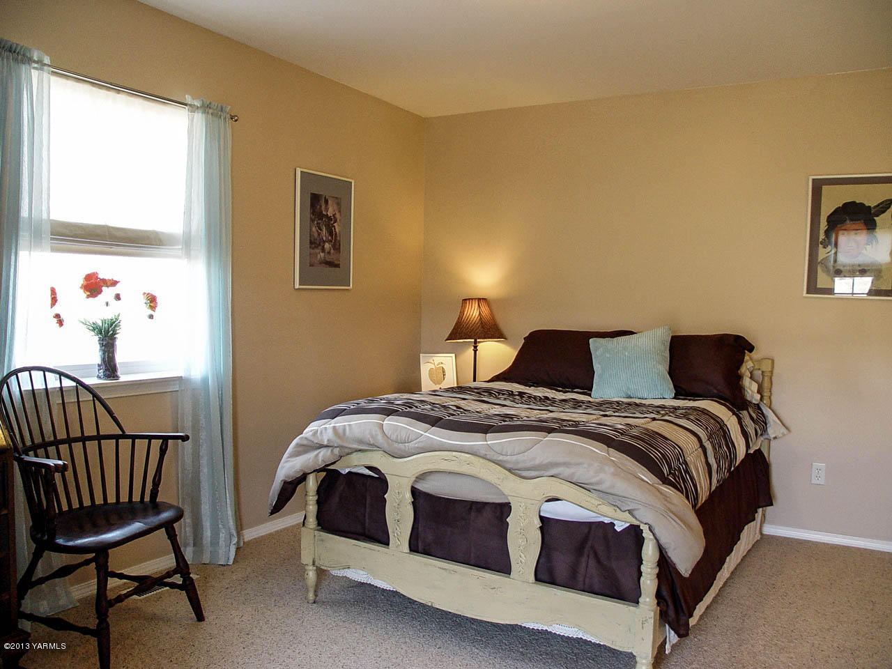 531 Winchester Road Yakima, WA 98908 - Photo 27 of 35 a bedroom with a bed and chair