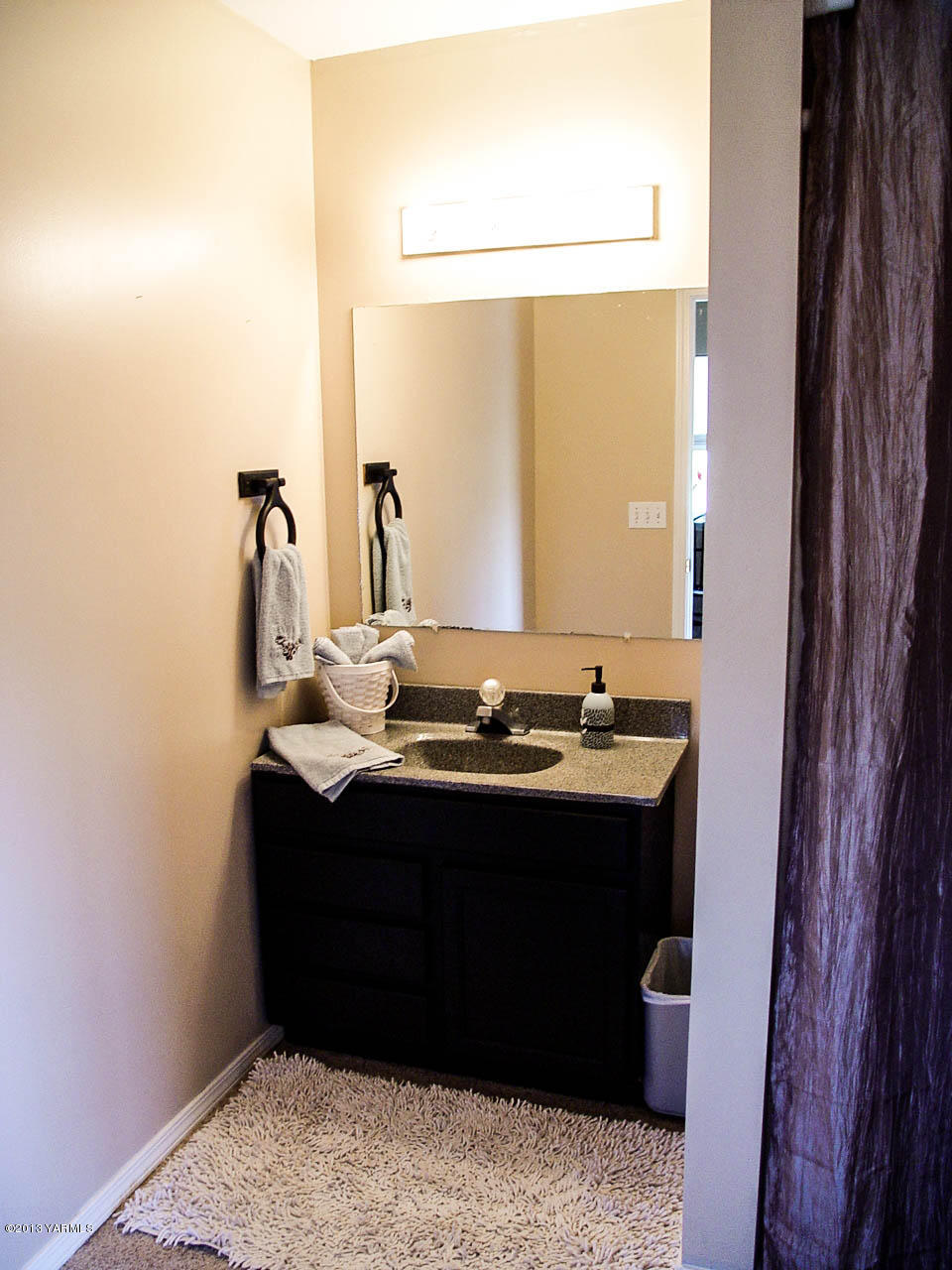 531 Winchester Road Yakima, WA 98908 - Photo 28 of 35 a room with a sink and a mirror