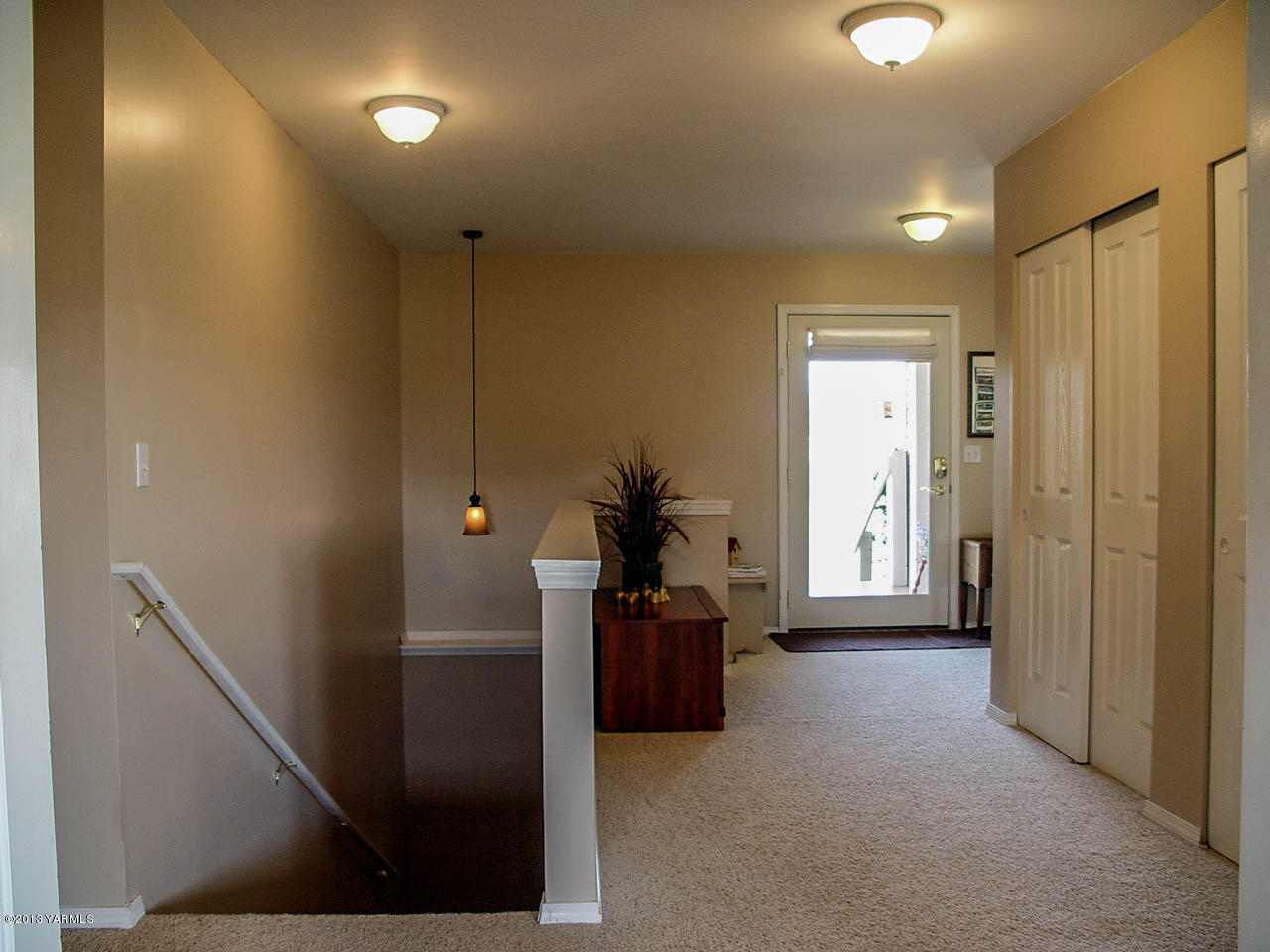 531 Winchester Road Yakima, WA 98908 - Photo 4 of 35 a view of hallway with furniture
