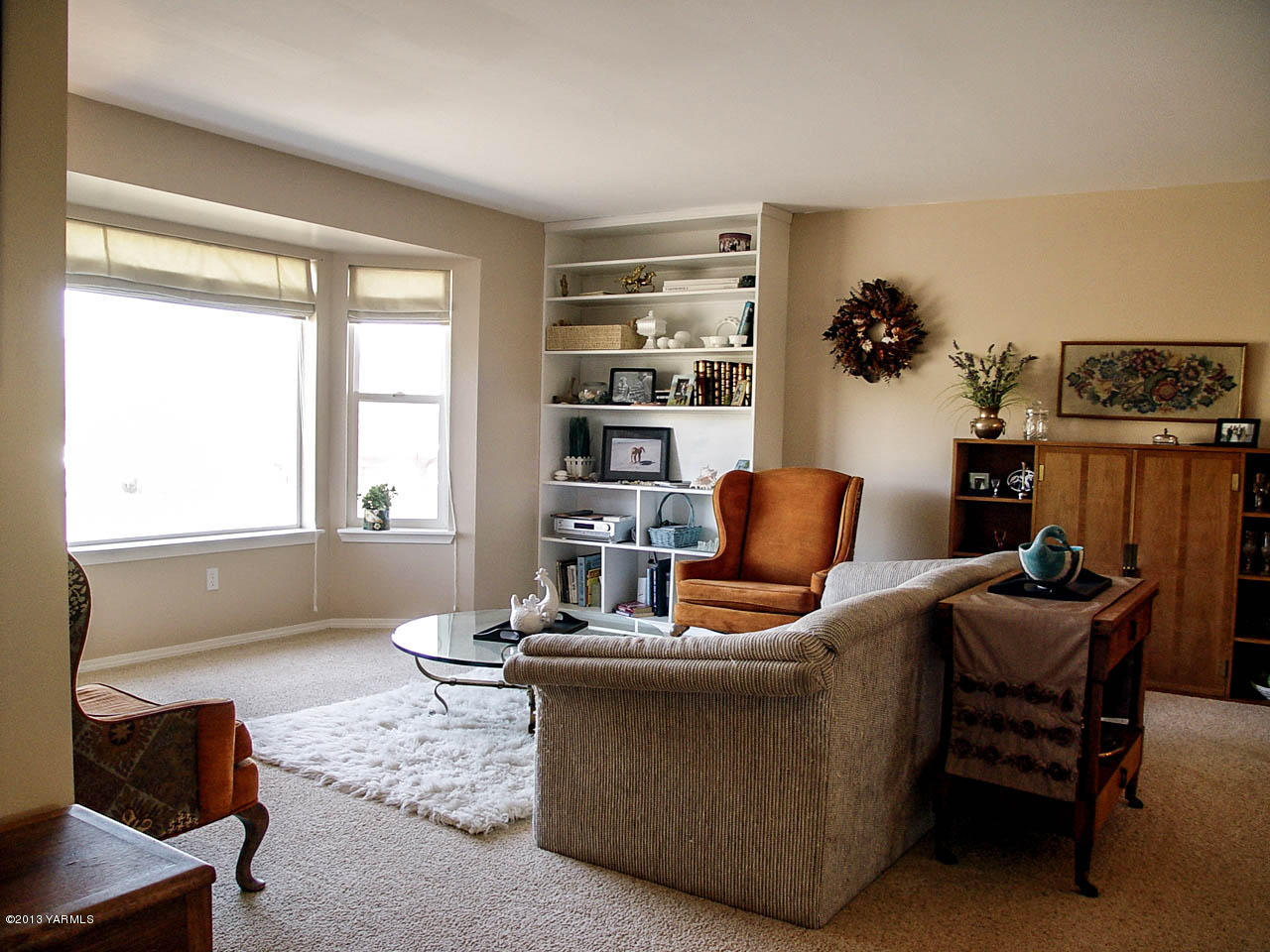 531 Winchester Road Yakima, WA 98908 - Photo 5 of 35 a living room with furniture and a window