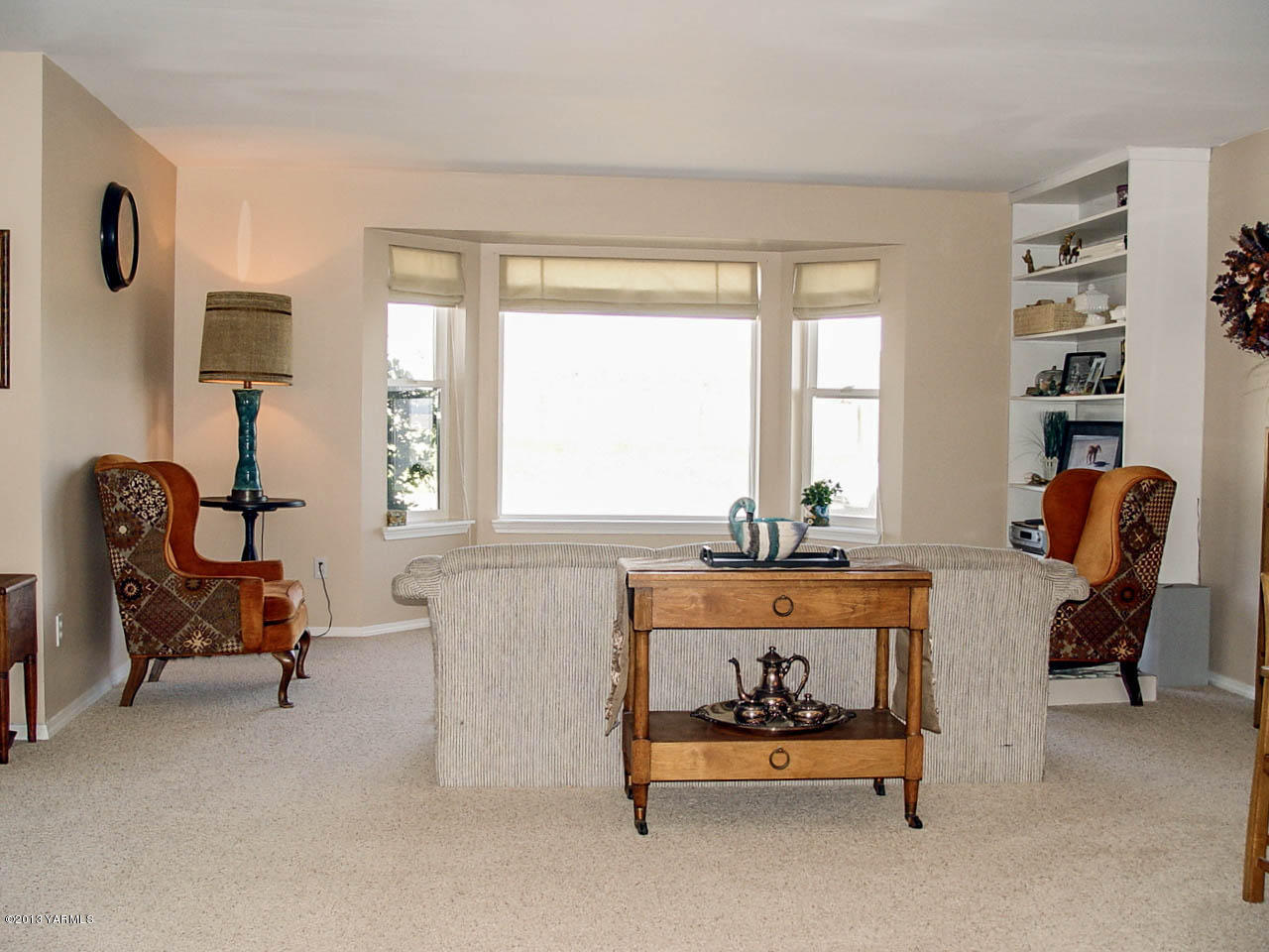 531 Winchester Road Yakima, WA 98908 - Photo 6 of 35 a living room with furniture and a window