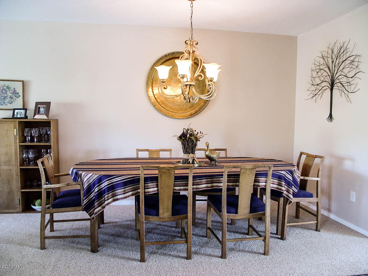 531 Winchester Road Yakima, WA 98908 - Photo 7 of 35 a view of a dining room with furniture and chandelier