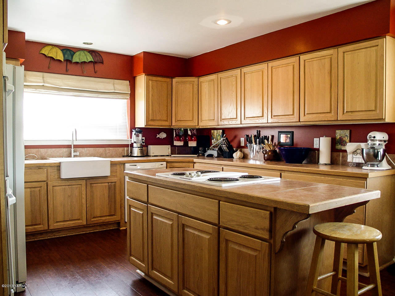531 Winchester Road Yakima, WA 98908 - Photo 10 of 35 a kitchen with a sink and cabinets