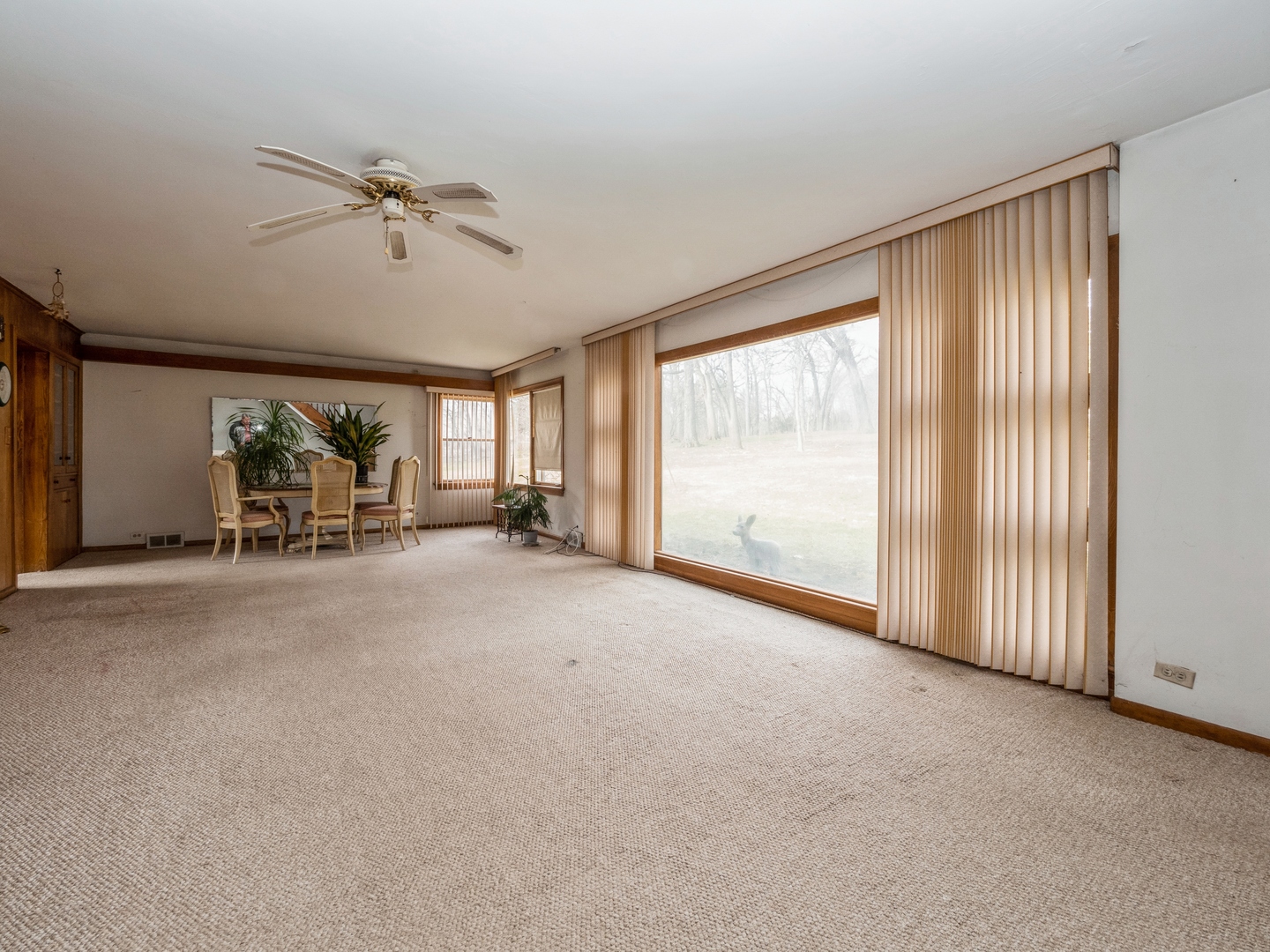 1762 West Palatine Road Palatine, IL 60067 - Photo 4 of 13 a view of a livingroom with furniture and chandelier