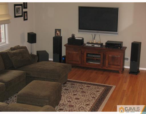 35 Whitehall Road East Brunswick, NJ 08816 - Photo 5 of 10 Gallery Image 5