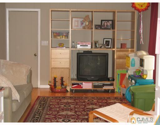 35 Whitehall Road East Brunswick, NJ 08816 - Photo 6 of 10 Gallery Image 6