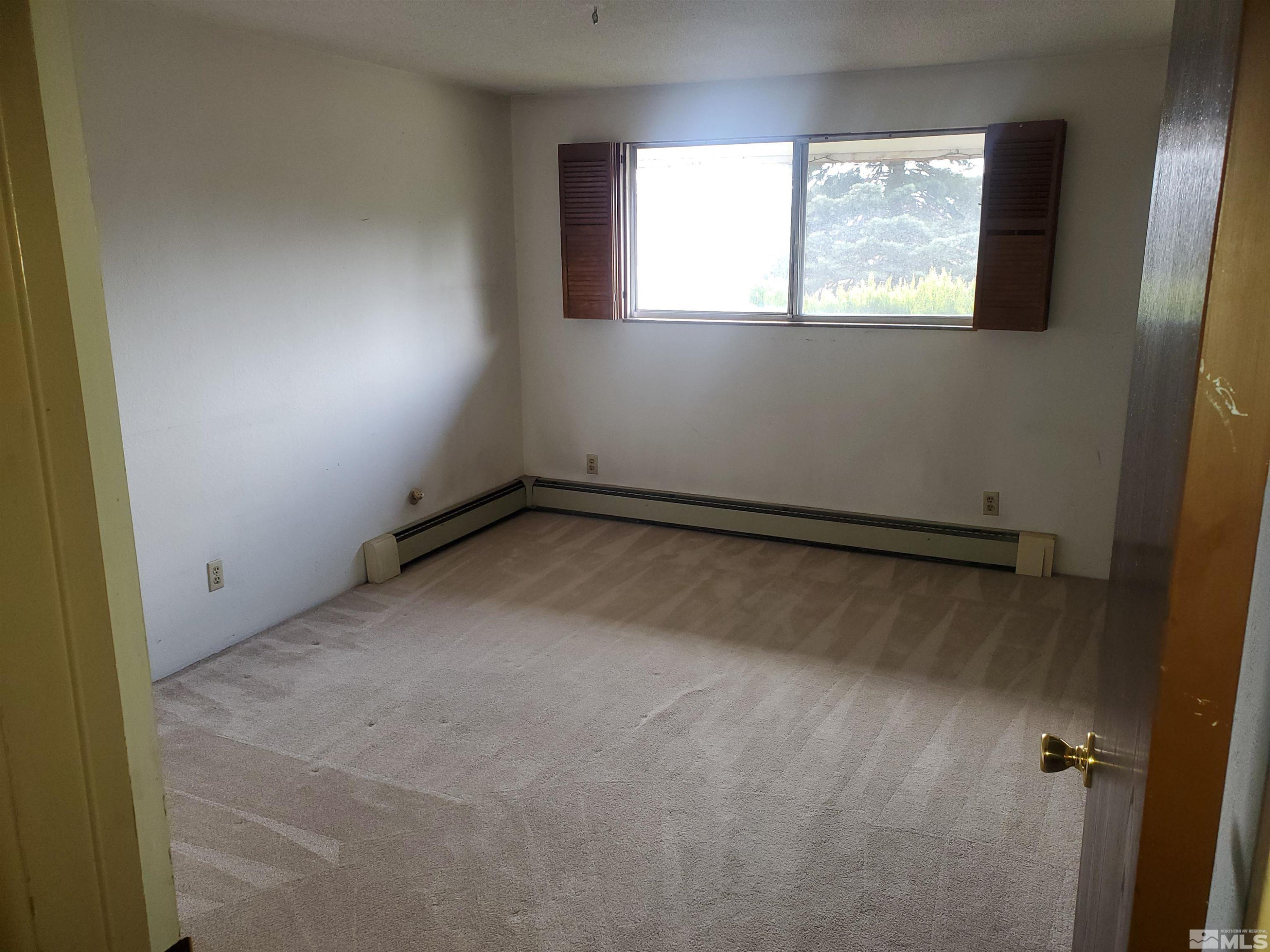 14420 Chamy Drive Reno, NV 89521 - Photo 8 of 21 an empty room with a window