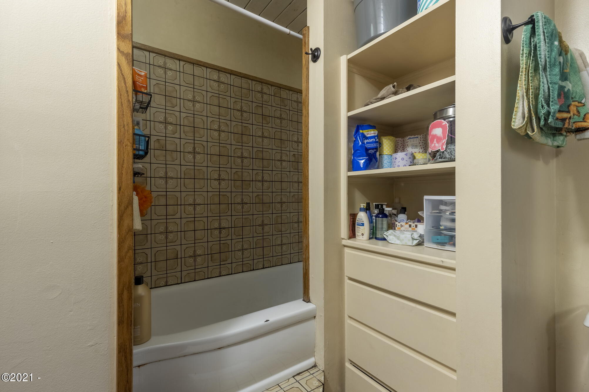 737 Southwest Government Street Newport, OR 97365 - Photo 22 of 28 731 Bath