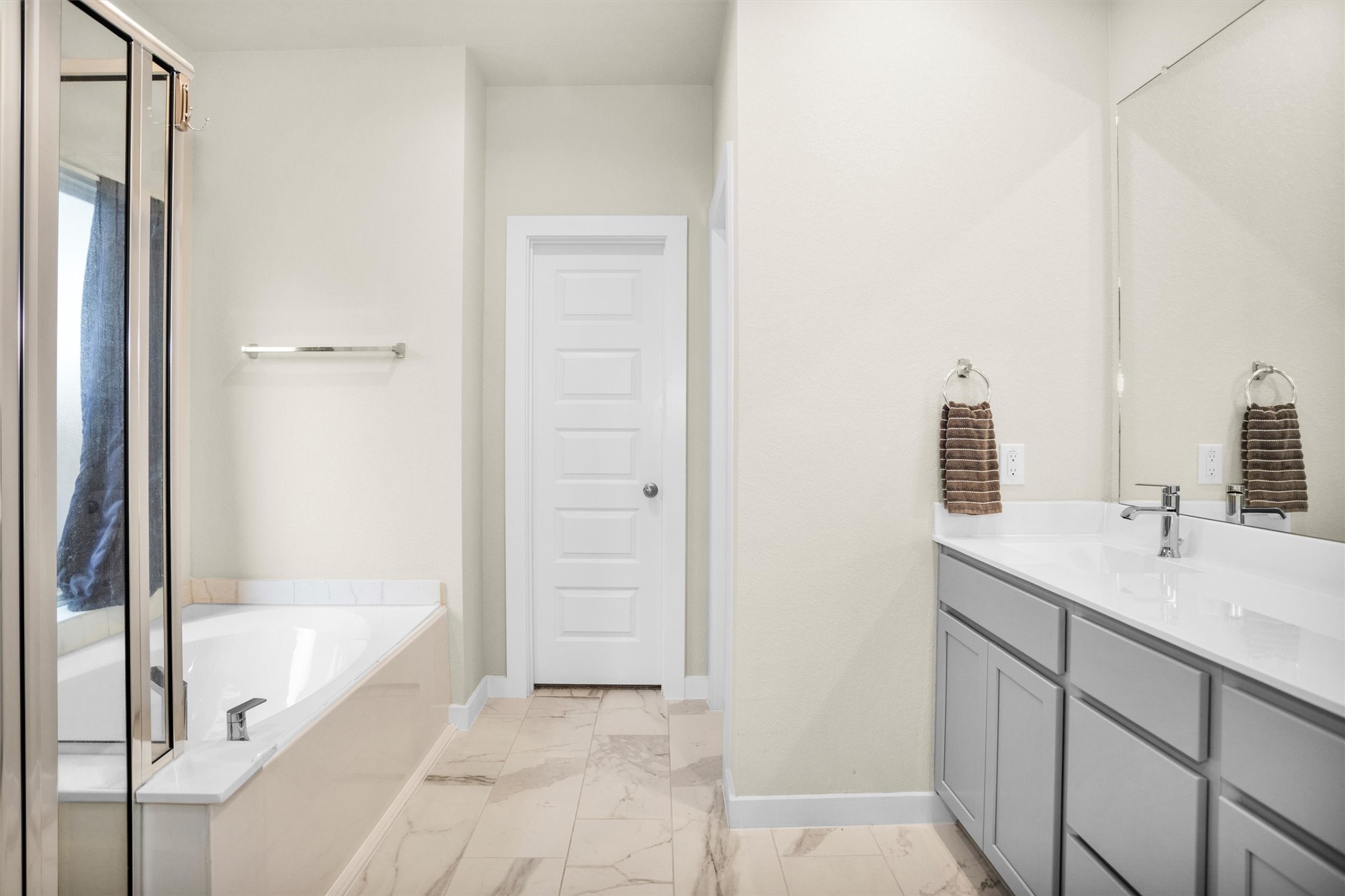 2210 Reed Cave Ln Spring Spring, TX 77386 - Photo 22 of 40 a bathroom with a bathtub and a sink