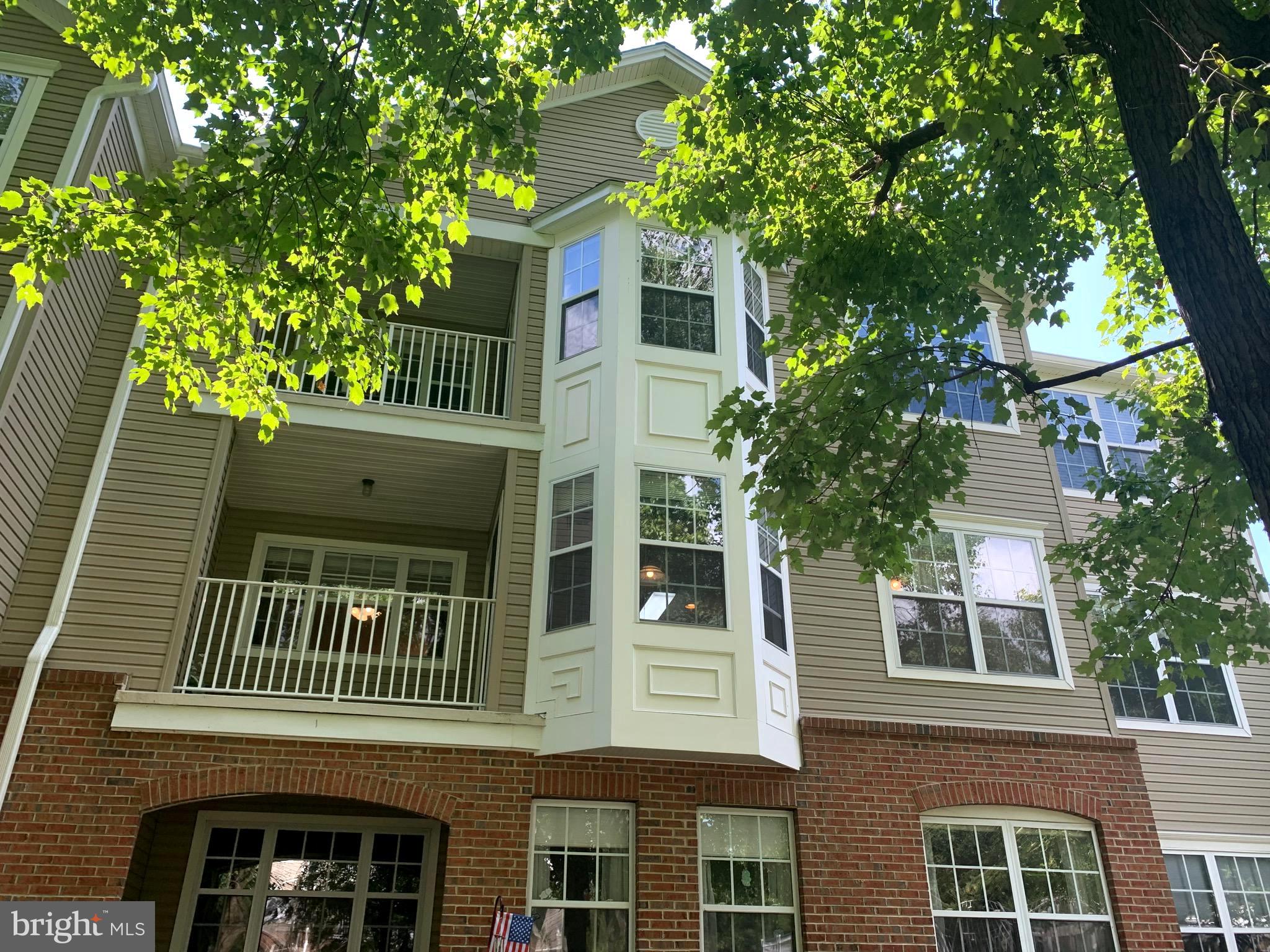 423 Mowat Cir  