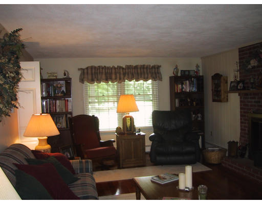 18 Longmeadow Road Westborough, MA 01581 - Photo 2 of 10 Gallery Image 2