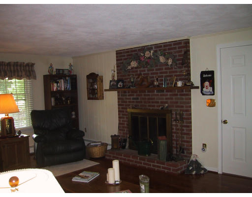 18 Longmeadow Road Westborough, MA 01581 - Photo 3 of 10 Gallery Image 3