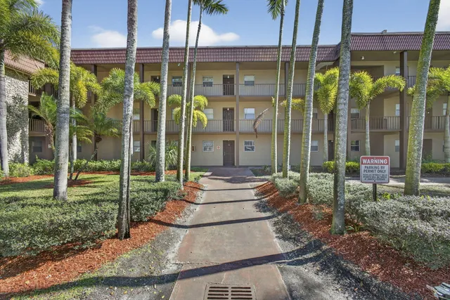 $2,500 | 120 Sparrow Drive, Unit 113, Royal Palm Beach, FL 33411