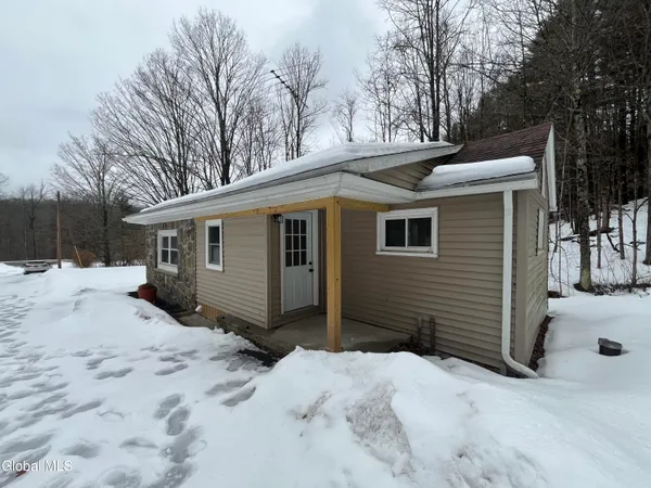 $1,200 | 2150 Highway 143, Unit REAR BUILDING, Coeymans, NY 12007