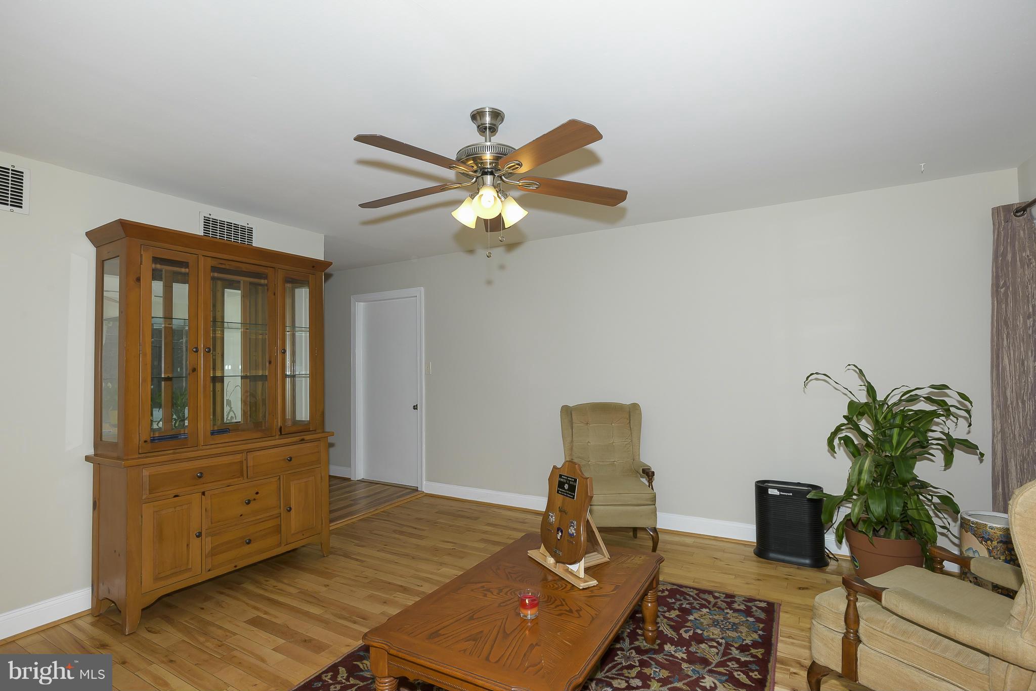 1760 Poplar Ridge Road Pasadena, MD 21122 - Photo 5 of 27 Living Room