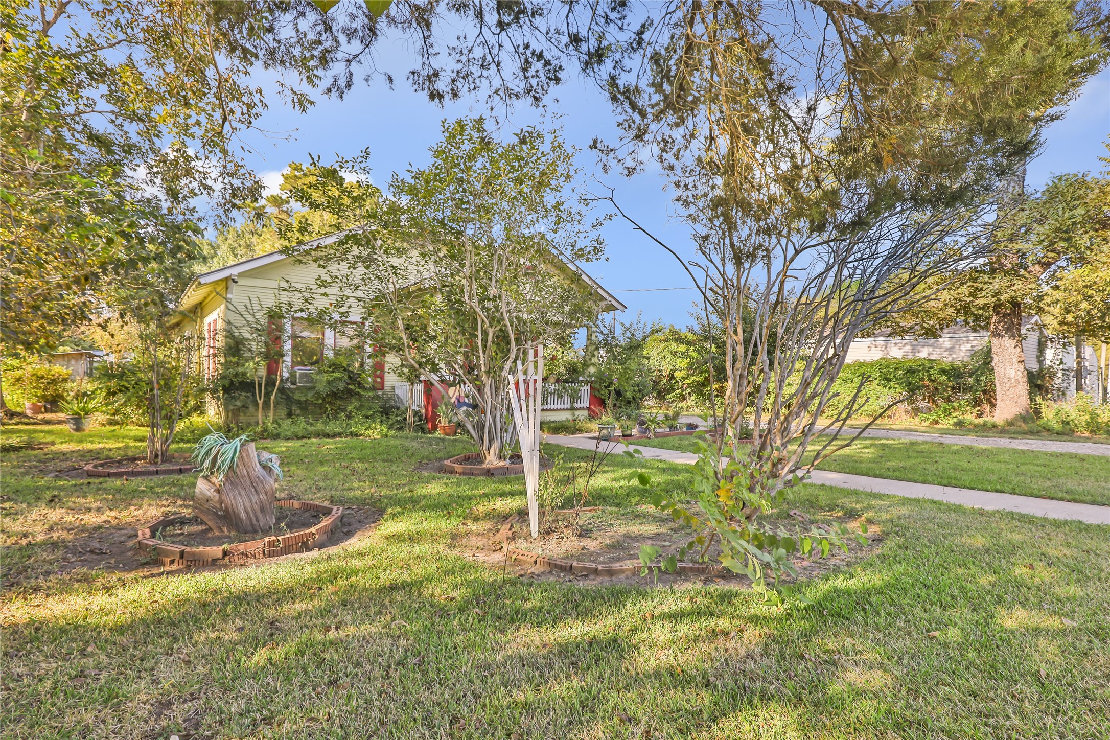 200 East Linney Street, Unit 202 Dayton, TX 77535 - Photo 3 of 22 a backyard of a house with lots of green space